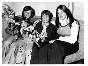 1974 Press Photo Young Osmond Fans at BBC TV Theatre 6 x 8 - Picture 1 of 2