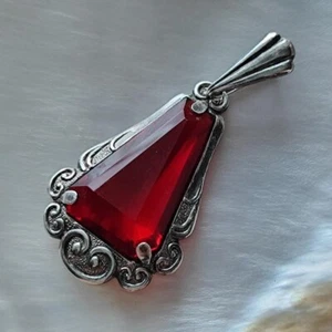 Colgante vintage de plata de ley 835. Vidrio granate Art Deco Alemania, años 40-70, 2,3 g - Imagen 1 de 8