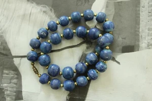 Collana di perle blu lapislazzuli anni 70 lunga 20” con distanziali tono oro - Foto 1 di 4