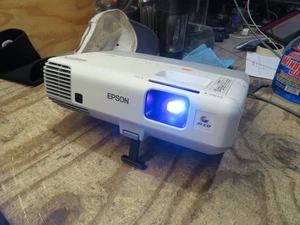 Epson PowerLite 95 LCD-Projektor H383A NEU GLÜHBIRNE HDMI mit Netzkabel funktioniert - Bild 1 von 5