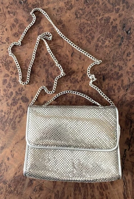 Bolso de hombro estructurado de malla metálica plateada Whiting & Davis de colección con cadena de espejo Foto 1 de 4