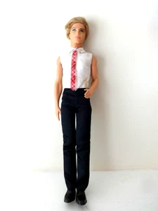 BARBIE KEN DOLL 2009 FASHIONISTAS INDONESIA ROOTED BLONDE / BLUE LEFT ARM BENT - Picture 1 of 17