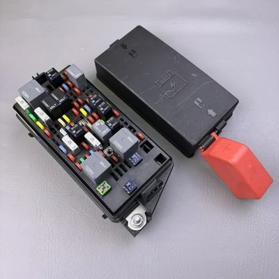 08-11 Cadillac DTS Buick Lucerne Rear Interior Fuse Box Relay Fusebox 13599109 - Image 1 of 4