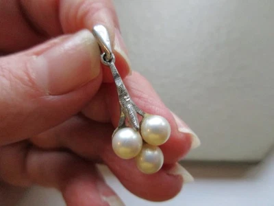 PRETTY RETRO VINTAGE STERLING SILVER PEARL CLUSTER PARTY DRESS FOB CHARM PENDANT - Image 1 of 3