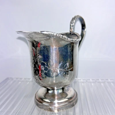 Pequeña jarra de leche Sheffield plateada crema grabada floral hecha en Inglaterra Foto 1 de 4