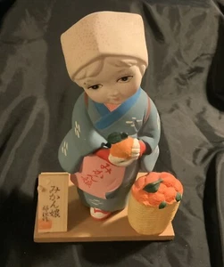 MUÑECA DE ARCILLA HAKATA VINTAGE, NIÑA JAPONESA CON FRUTA ERA 1950, JAPÓN - Imagen 1 de 5