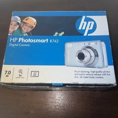 HP PhotoSmart R742 7MP Digital Camera Optical Zoom Silver SD  3O0027203 - Image 1 of 4