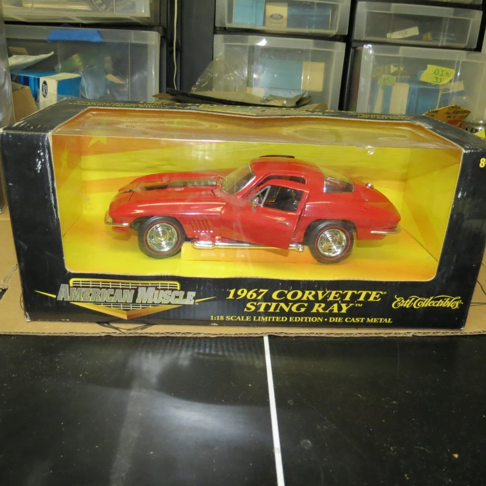 Ertl American Muscle 1967 Corvette Stingray Red W/ BLK 2000 Series 1 18