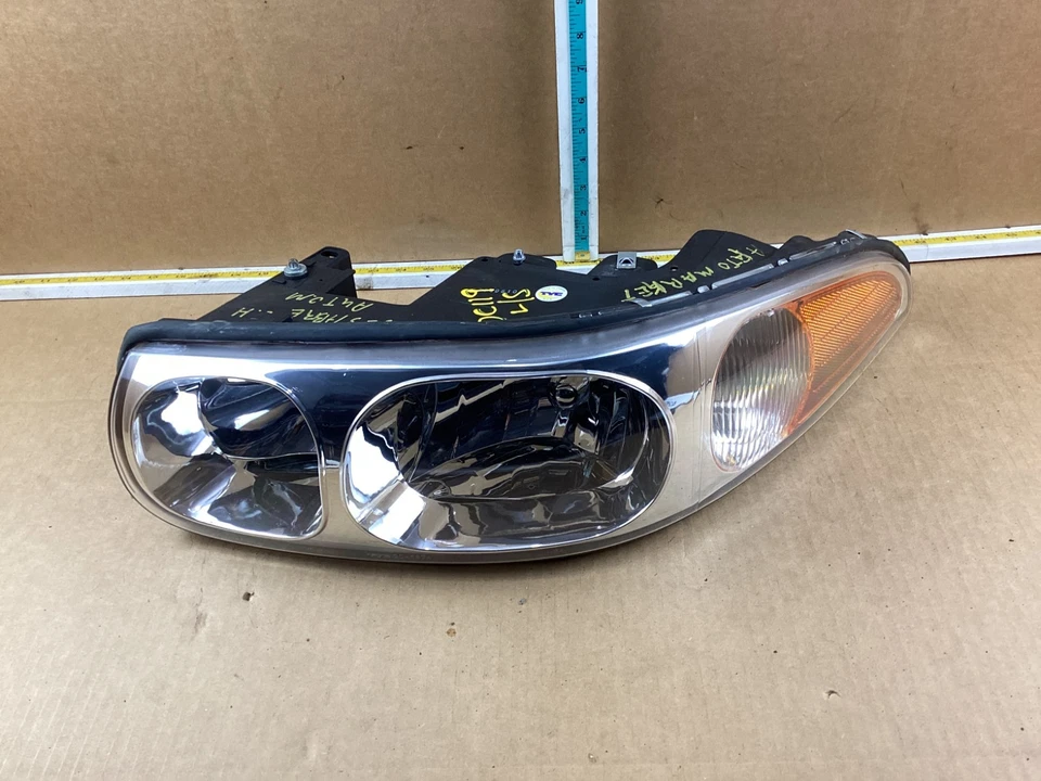 Conjunto de farol dianteiro esquerdo do lado do motorista Buick LeSabre 2000 - 2005 - Imagem 1 de 4