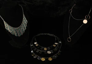 Lot of 3 retro fashion costume jewelry necklaces. - Picture 1 of 9