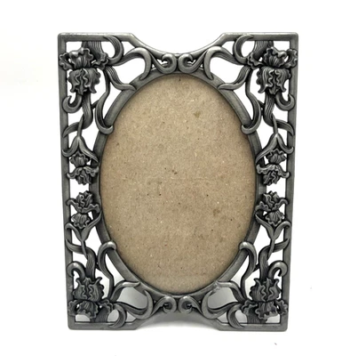 Marco de fotos vintage de filigrana floral de iris de metal plateado ornamentado de 2,25 x 3,25" Foto 1 de 4