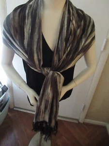 Neu ohne Etikett Chicos rechteckiger Fransenschal - grau, schwarz, creme, metallic/20 x 78 Zoll - Bild 1 von 21