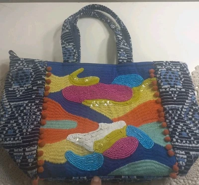 Bolsa tote America & Beyond enfeitada bolsa frisada azul tecido várias contas pompom - Imagem 1 de 4