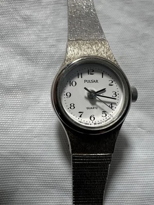 精工 pulsar,复古女士腕表,V811-0340, 日本,易读卡器,带Restent,小号  — 第 1/4 张图片