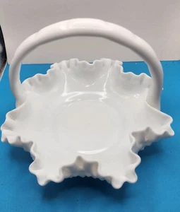 De colección. Cesta de vidrio de leche Fenton Hobnail con bordes volantes - Imagen 1 de 11