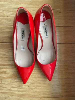 Zapatos de salón miu miu charol rojo y suela brillante Foto 1 de 4