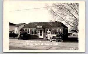 Geneva Ohio, coches, vagón leñoso, fuera de Tarrymore Inn, ruta 20, postal RPPC - Imagen 1 de 2