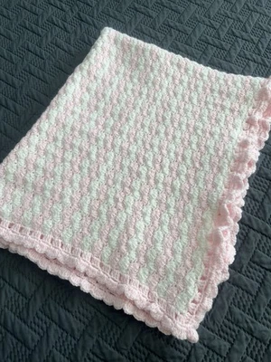 Hecho a mano rosa y blanco ganchillo bebé afgano/manta concha patrón ondulado talla 35x30 Foto 1 de 4