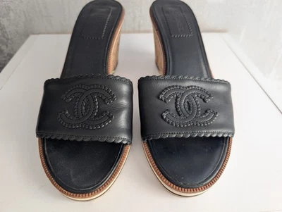Chanel CC Negro Cuero Tacones Cuña Suela de Corcho Sandalias Zapatos Mules Talla 39.5 G25986 Foto 1 de 4