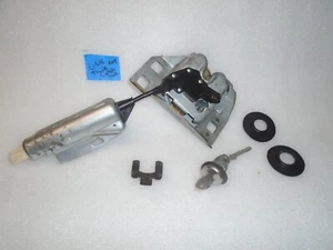 Chevrolet Camaro Berlintta 1984-1986 pestillo trasero del maletero, manija, bloqueo y 1 llave OEM - Imagen 1 de 10