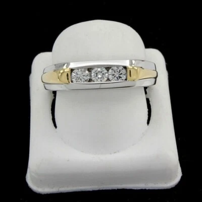 Anillo de boda de dos tonos de circonita cúbica de corte redondo de tres piedras para hombre Foto 1 de 4