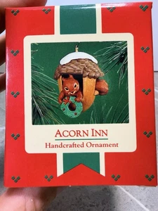 Vintage 1986 A Busy Chatter From The Squirrels At Acorn Inn Hallmark Ornament - Bild 1 von 8
