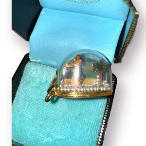 Juicy Couture Aloha Globo de Nieve Dije Hawaiano con Caja Tono Dorado ¡Súper Raro! - Imagen 1 de 8