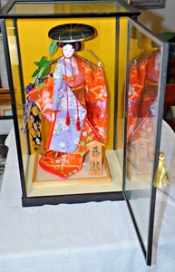 Authentische Vintage japanische Geisha Puppe + 21" Vitrine Glaskasten + Zubehör - Bild 1 von 8