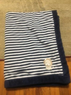 Cobertor Carters Child of Mine listra azul marinho bebê leão Sherpa acabamento ponto vison - Imagem 1 de 3