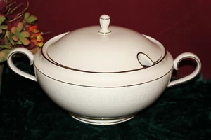 Lenox Courtyard Platinum überdachte Terrine BRANDNEU mit Etikett USA erste Qualität - Bild 1 von 1
