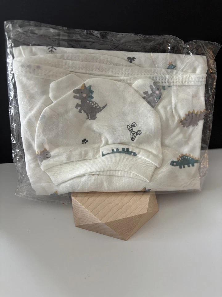 Baby Essentials Bebé Niño 2 Piezas Gorra y Manta Envoltura Conjunto Dinos Foto 1 de 1