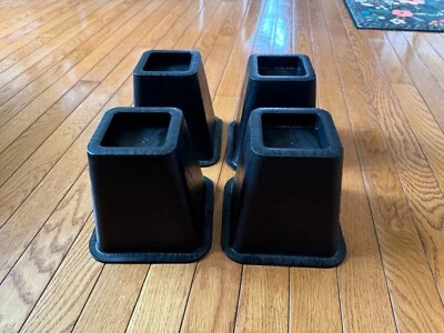 СТОЯКИ для кровати черные, упаковка 4 шт., собранный размер 6,5 дюйма x 6,5 дюйма x 6 дюймов высокие - б/у - Изображение 1 из 3