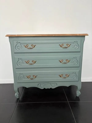 Commode ancienne renovée et relookée - vert sauge / bois massif  - Photo 1/4