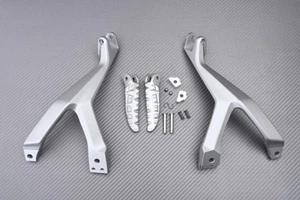Pareja Estriberas Reposapiés Traseras Plata DUCATI PANIGALE 1199 /S /R 2012-2014 - Picture 1 of 3