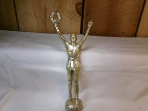 Topper trofeo corona hombre metal tono dorado vintage - Imagen 1 de 5