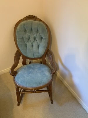 Mecedora infantil antigua de chenilla, pieza firmada Foto 1 de 4