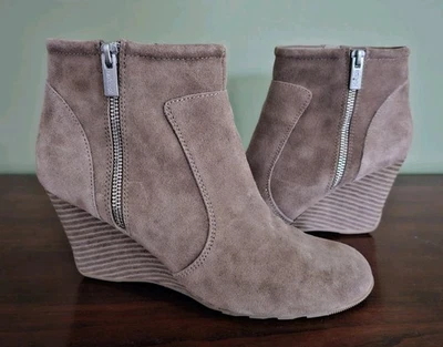 Kenneth Cole Reaction Tell Lilly Pad Suede Leather Wedge Ankle Boots Size 9.5 M - Image 1 of 4