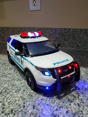 New York  -  Police Ford Explorer w/ All Flashing Lights - Image 1 of 4