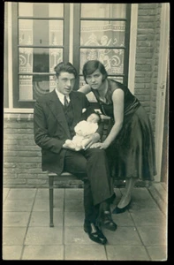 REAL PHOTO POSTCARD - YOUNG COUPLE WITH FIRST CHILD - Bild 1 von 1