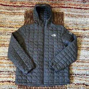 The North Face x Coca Cola Thermoball Eco Puffer Chaqueta Sudadera con Capucha Gris Mediana M - Imagen 1 de 3