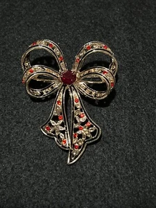 Vintage 1980's Bow Ribbon Brooch Lapel Pin Gold Tone w/ Black Red Crystals 2.3x2 - Picture 1 of 3