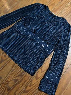 复古 Y2K Cato Whimsigoth Bell Sleeve 丝绸亮片蕾丝上衣,尺寸 L — 第 1/4 张图片