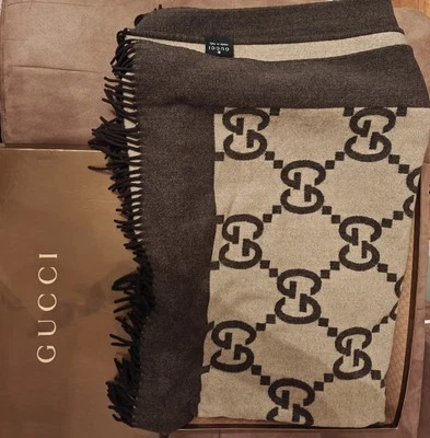 Manta GucciLuxury marrón y crema con logotipo y caja de Gucci Foto 1 de 4
