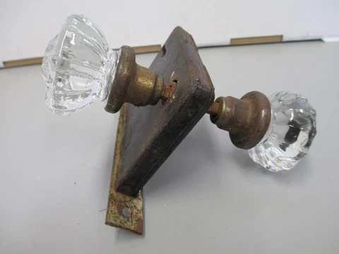 ANTIQUE VTG DOOR MORTISE LOCK,  12 POINT GLASS DOOR KNOBS. ONE KNOB SPINS NO KEY Cover