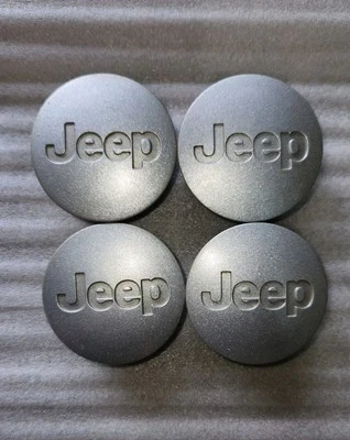 Tapas centrales plateadas OEM 52090401AB para Jeep Wrangler Liberty Patriot Foto 1 de 4