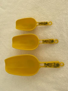 Vintage Retro Set 3 Nesting Yellow Plastic Kitchen Scoops Green Floral Handles - Picture 1 of 6