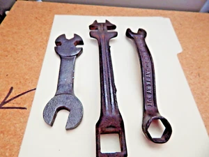 1LOT OF 3 VINTAGE WRENCHES ,1 BUGGY , 1 UNKNOWN & 1 BATTERY,SPARK PLUG (CURVED - Picture 1 of 4