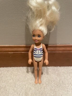 Boneca Barbie Kelly Mattel ~ 2015 BONECA CHELSEA ~ LISTRAS DE COELHO Irmãzinha - Imagem 1 de 4