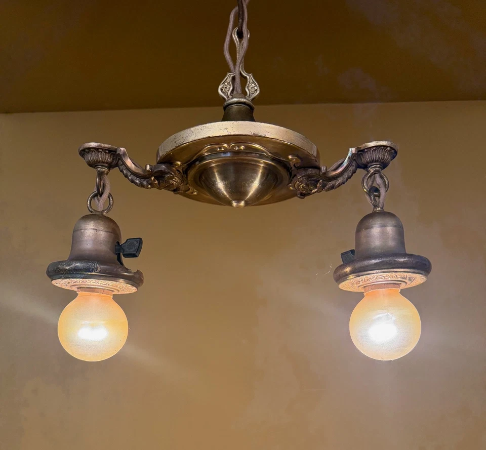 Lámpara de araña de latón de 2 brazos con vestíbulo o dormitorio vintage Lighting años 1910. Foto 1 de 4