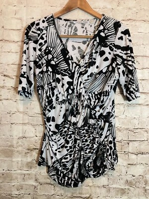 Top Sno Skins para mujer grande blanco y negro arte para usar con volantes texturizados fruncidos Foto 1 de 4